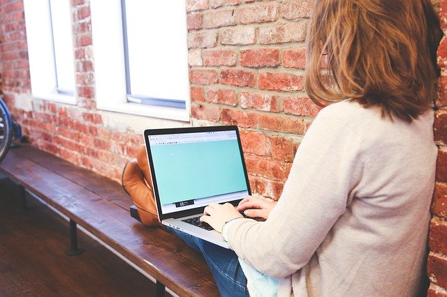 Coworking-Female-Laptop